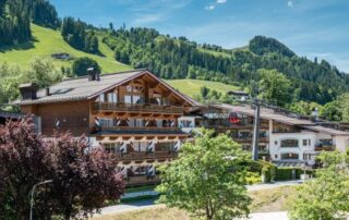 Hotel Kaiserhof Kitzbühel - Außenansicht im Frühjahr